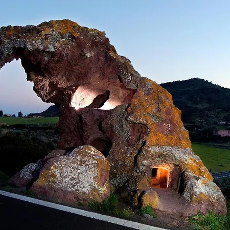 La Roccia Dell'elefante كاستيلساردو