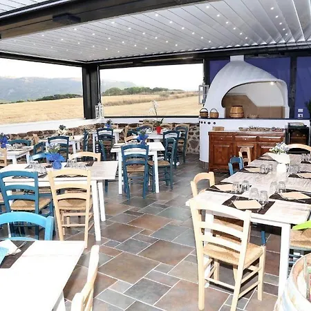 La Roccia Dell'elefante 4* كاستيلساردو